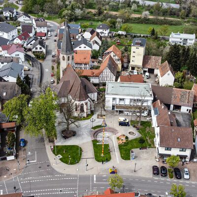 Bild vergrößern: Der Eggensteiner Kirchplatz aus der Vogelperspektive