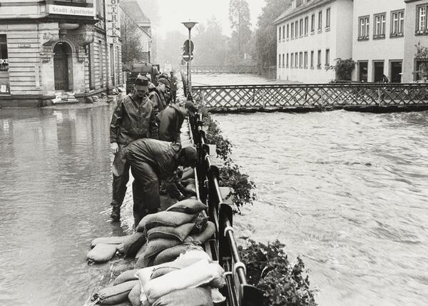 Bild vergrößern: Hochwasserschutz in Ettlingen 1970