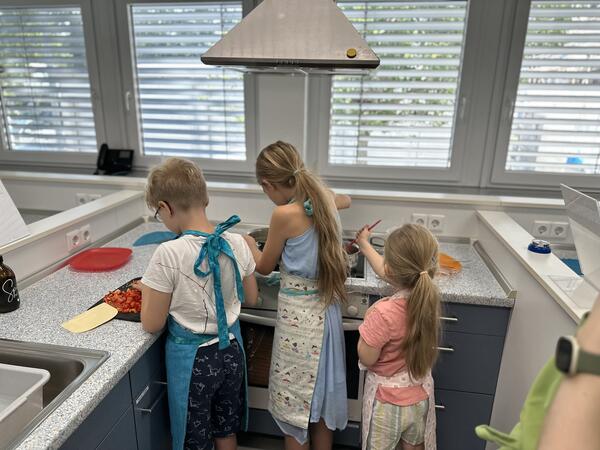 Bild vergrößern: Kochkurs für Kinder im Ernährungszentrum