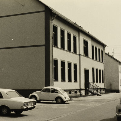 Bild vergrößern: 1975 Der erste Unterricht der Astrid-Lindgren-Schule findet im Volksschulgebäude statt