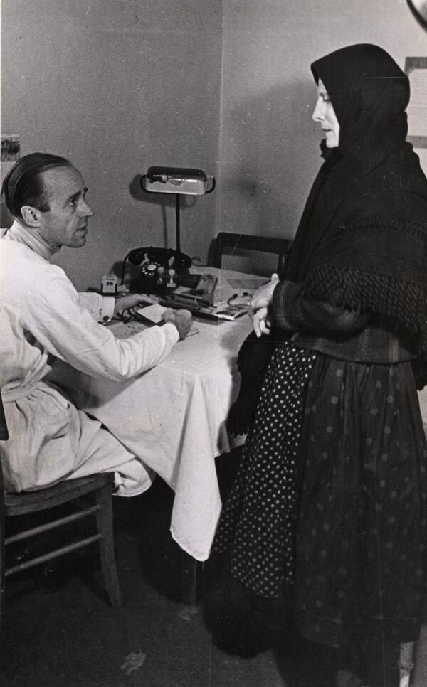 Bild vergrößern: Besuch beim Lagerarzt 1946