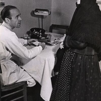 Besuch beim Lagerarzt 1946