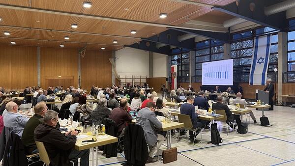 In der Mehrzweckhalle Unteröwisheim brachte Landrat Dr. Christoph Schnaudigel den Kreishaushalt 2024 ein