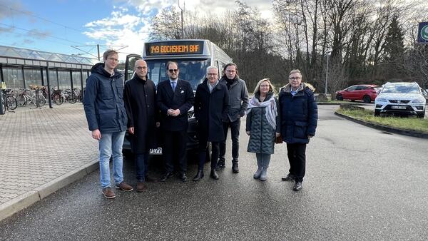 Bild vergrößern: Mit dem Fahrplanwechsel am Montag, 11. Dezember, fhrt auch zwischen Oberderdingen und Kraichtal die neue Buslinie 149. Die Erffnungsfahrt fand gemeinsam mit Landrat Dr. Christoph Schnaudigel (Mitte) statt.