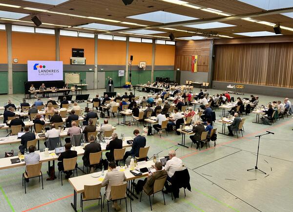 Bild vergr&ouml;&szlig;ern: Der Kreistag forderte in seiner Sitzung, die am Donnerstag, 2. Mai, in der Wagbachhalle in Wagh�usel stattgefunden hat, die KVBW dazu auf, die vertrags�rztliche Versorgung im Landkreis in ihren eigenen Strukturen auch au�erhalb der Praxis�ffnungszeiten vollst�ndig und fl�chendeckend sicherzustellen.