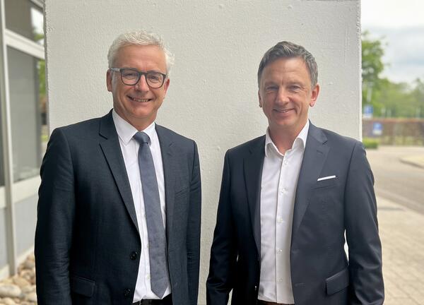 Bild vergr&ouml;&szlig;ern: Landrat Dr. Christoph Schnaudigel begr��t Harald Wegmann offiziell als neuen Leiter des Amtes f�r Geb�udemanagement im Landratsamt Karlsruhe.