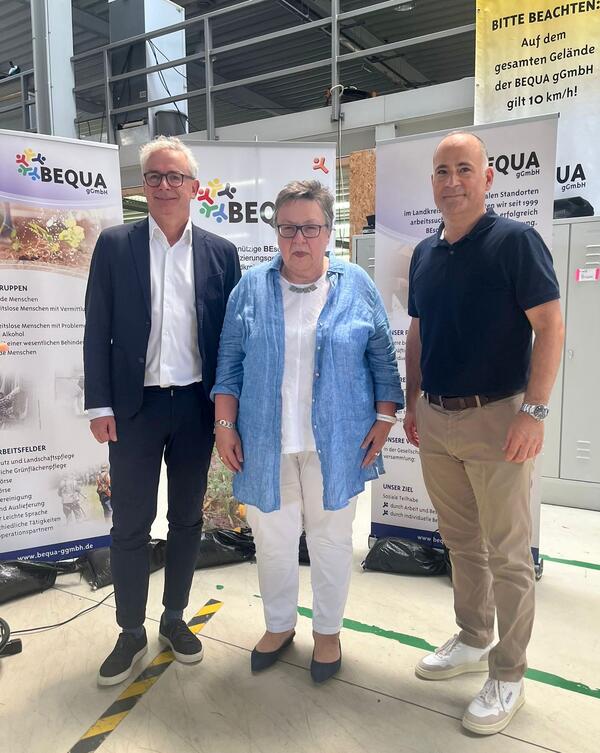 Bild vergr&ouml;&szlig;ern: v.l.n.r. Landrat Dr. Christoph Schnaudigel gratuliert iB-Gesch�ftsf�hrerin Doris Lauer und Bequa-Gesch�ftsf�hrer Ulrich Max zum Jubil�um.