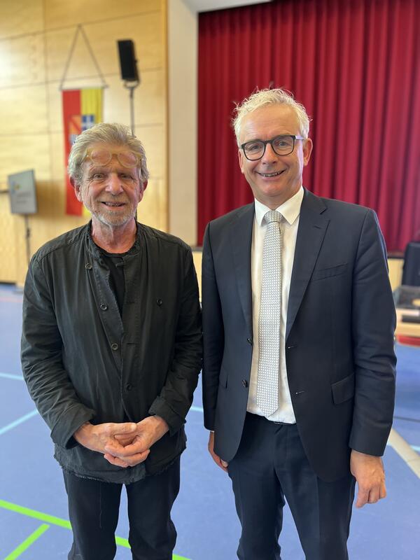 Landrat Dr. Christoph Schnaudigel verabschiedet Prof. Dr. J&ouml;rg Martin.