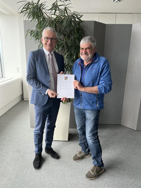 Bild vergr&ouml;&szlig;ern: Landrat Dr. Christoph Schnaudigel ernennt mit Dr. Klaus R�sch einen neuen Naturschutzbeauftragten f�r den Landkreis Karlsruhe.