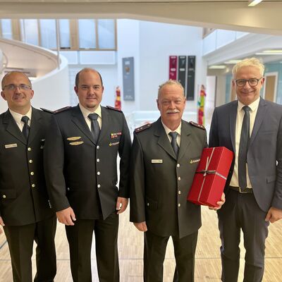 Bild vergr&ouml;&szlig;ern: Wechsel bei den Freiweilligen Feuerwehren im Unterkreis Bruchsal - Kreisbrandmeister J�rgen Bordt mit dem neuen Unterkreisf�hrer Benedikt Klein, Vorg�nger Ulrich Gei�ler und Landrat Dr. Christoph Schnaudigel.