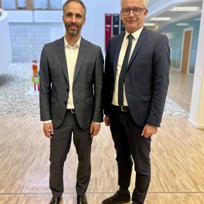 Bild vergr&ouml;&szlig;ern: Lukas Hauser ist k�nftig Umweltdezernent im Landratsamt Karlsruhe - hier bei der Vorstellung vor dem Gremium mit Landrat Dr. Christoph Schnaudigel.
