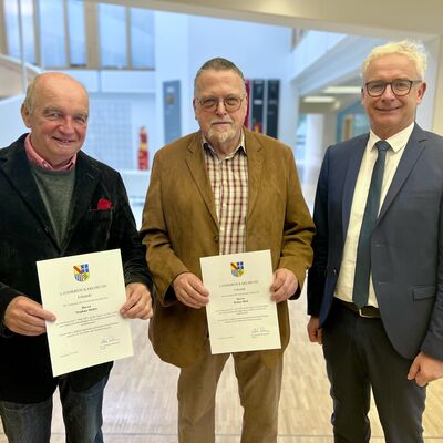 Bild vergr&ouml;&szlig;ern: Stephan Meller und Reiner Dick bleiben Naturschutzbeauftragte. Landrat Dr. Christoph Schnaudigel hat die Urkunden �bergeben.