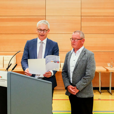 Bild vergrößern: Karl-Heinz Hauser wurde für 35-jähriges Engagement mit der Verdienstmedaille des Landkreises ausgezeichnet.