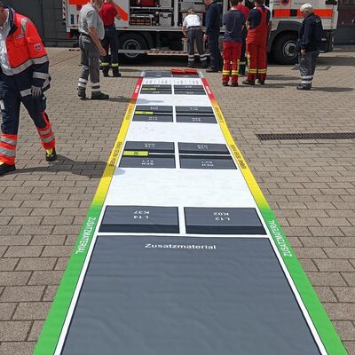 Bild vergr&ouml;&szlig;ern: Die sogenannte Bereitstellungsplane soll helfen, den �berblick �ber die Einsatzger�te zu bewahren - gerade, wenn viele kontaminierte Verletzte gleichzeitig versorgt werden m�ssen. Sie wurde gemeinsam vom Landratsamt Karlsruhe, der Branddirektion Karlsruhe sowie den Hilfsorganisationen im Stadt- und Landkreis entwickelt.