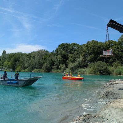 Bild vergr&ouml;&szlig;ern: Bei der mehrt�gigen THW-�bung "Mineralwasser 2025" in Wagh�usel-Wiesental trainierten �ber 140 Einsatzkr�fte des THW f�r den Ernstfall.