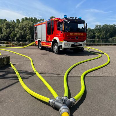 Bild vergr&ouml;&szlig;ern: In Philippsburg �bte der Zug Wasserf�rderung AB-Wasserf�rderung gemeinsam mit der Werkfeuerwehr des Kernkraftwerks Philippsburg.