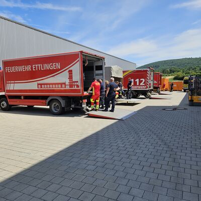 Bild vergr&ouml;&szlig;ern: In Ettlingen absolvierte der Zug Logistik Karlsruhe-Land eine Aus- und Fortbildung zur Ladungssicherung.