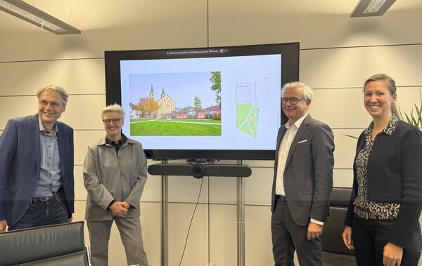 Bild vergr&ouml;&szlig;ern: v.l.n.r: Markus Keller stellv. Vorsitzender Kammergruppe Karlsruhe Landkreis, Carmen Mundorff Gesch�ftsf�hrerin Architektenkammer Baden-W�rttemberg, Dr. Christoph Schnaudigel Landrat des Landeskreises Karlsruhe, Irene Sperl-Schreiber Vorsitzende der Jury