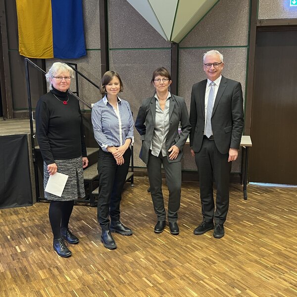 Bild vergr&ouml;&szlig;ern: (v.l.n.r.): Es haben Wechsel im Kreistag stattgefunden. Birgit R�sner (B�ndnis 90/Die Gr�nen) r�ckt f�r Dr. Anne-Marie Parth (B�ndnis 90/Die Gr�nen) nach, Bettina Sch�nborn ist nun Kreisr�tin f�r die AfD-Fraktion. Landrat Dr. Christoph Schnaudigel gratulierte.